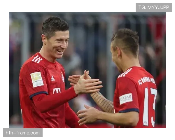 莱万训练完顺手吃块蛋糕，自律人设崩了？